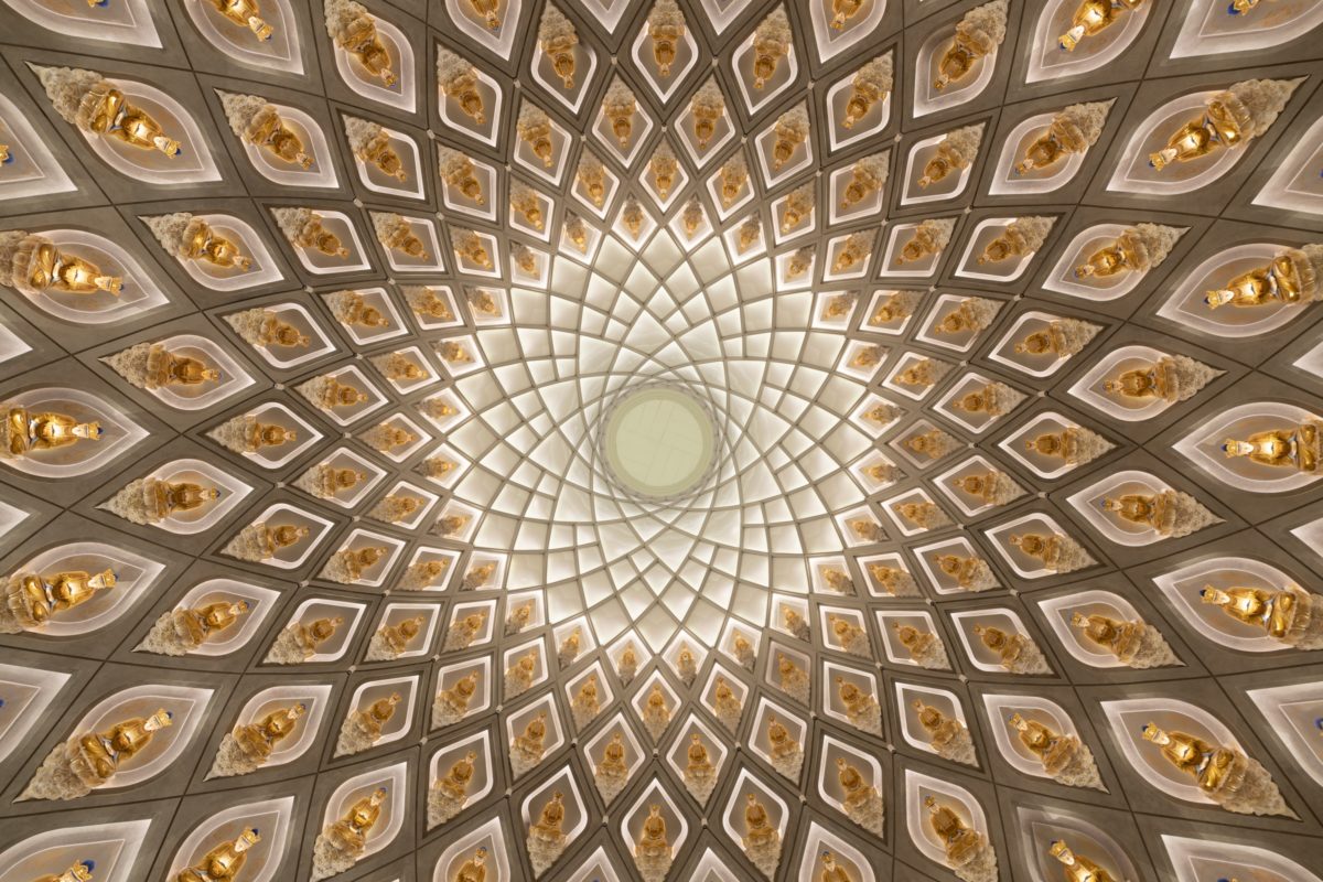 Textil luminoso reviste templo budista